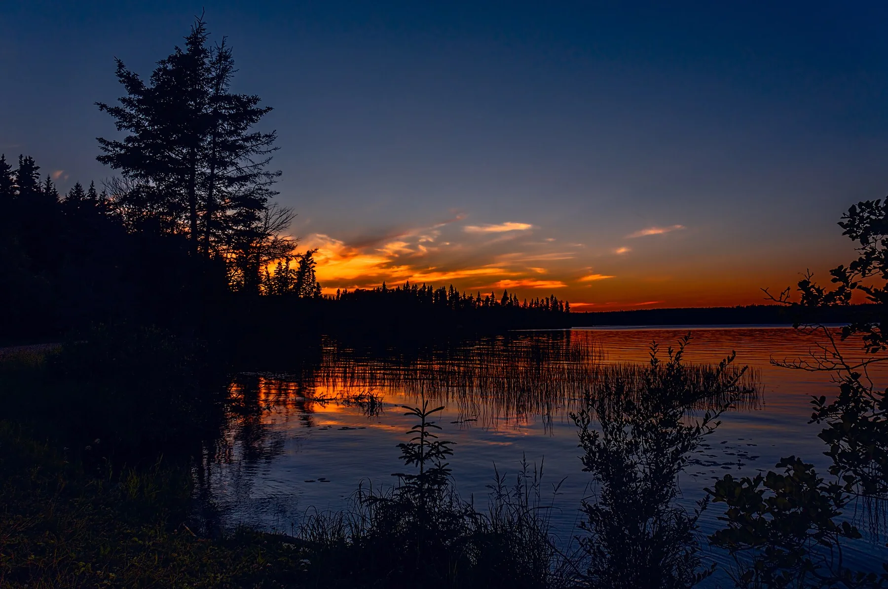 Glow of sunset on the Waskesiu Lake in Parcul National Prince Albert Saskatchewan, Canada
